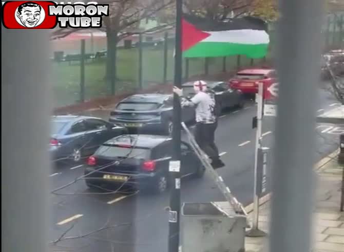 Video :Bystanders defuse a guy brandishing a knife (Warning - frightening)